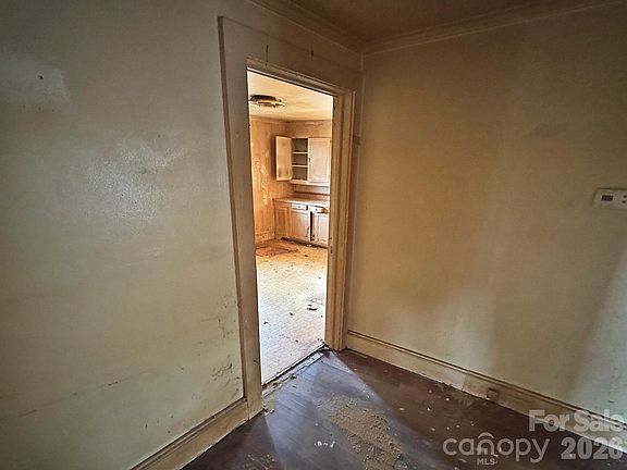 4th image of 2806 Royal Ave