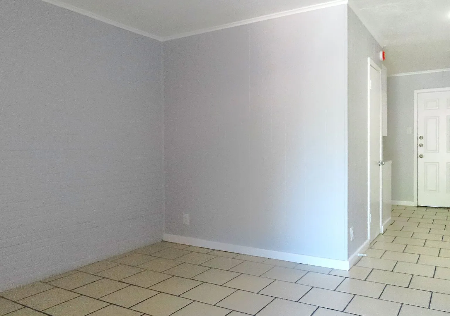 Cozy Two Bedroom One Bathroom Apartment, Water and Lawn Included! — Photo 3