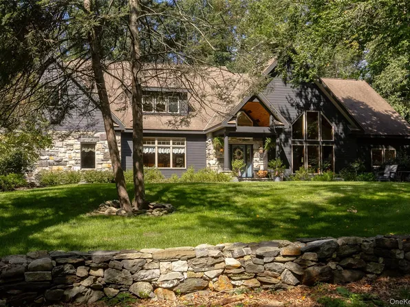 13 Apple Summit Lane, Lagrangeville, NY 12540