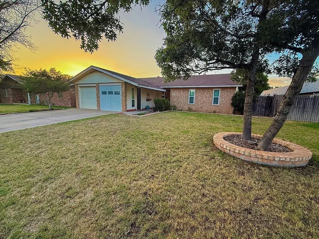3 bed, 1953 sqft, $2,500 — Photo 1