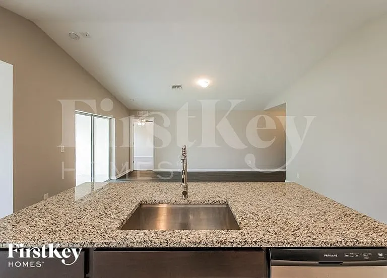 2808 NE 2nd Pl — Photo 7