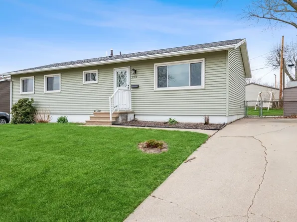 200 Alma Dr NW, Cedar Rapids, IA 52405