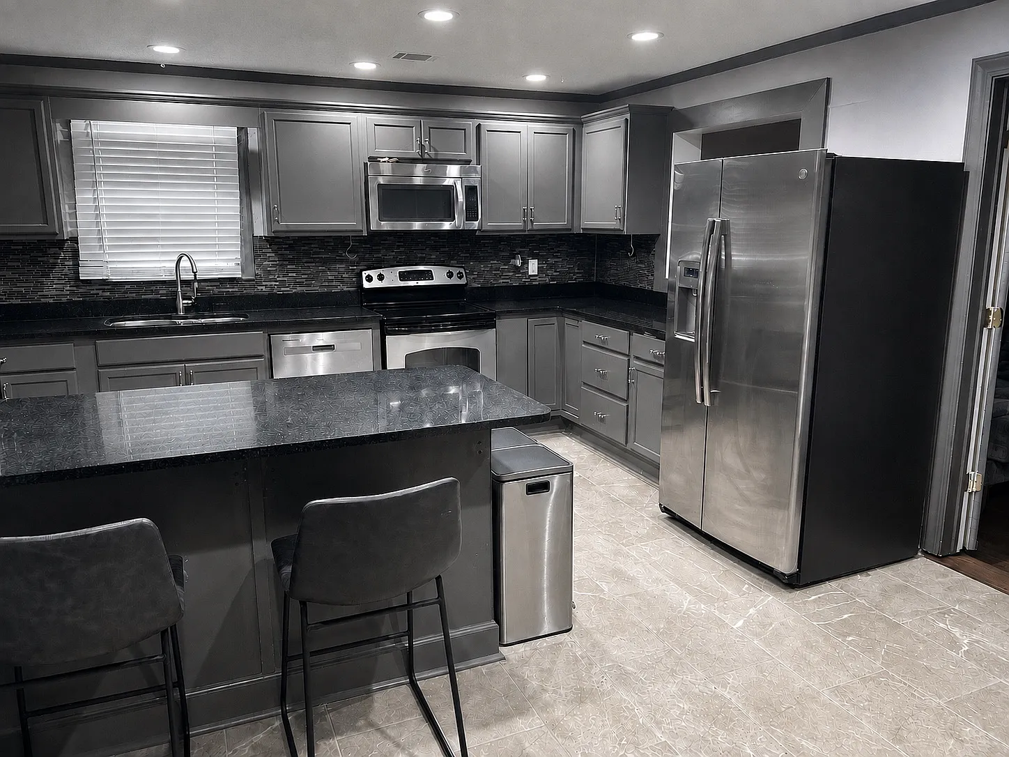 4 bed, 2.5 bath, 2184 sqft, $3,900 — Photo 2