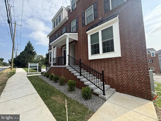 3 bed, 3.0 bath, 1700 sqft, $2,950 — Photo 4