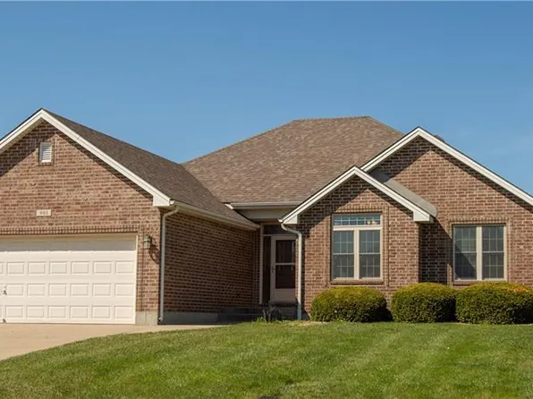 901 Tall Grass Dr, Pleasant Hill, MO 64080