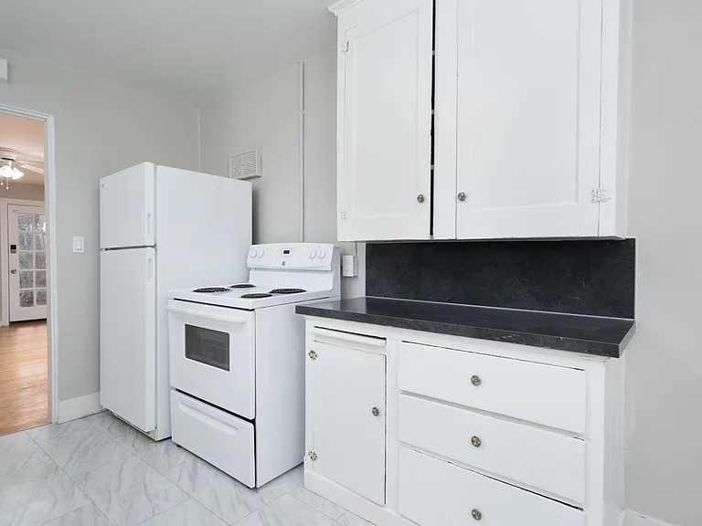 Columbia Court Apartments — Photo 13