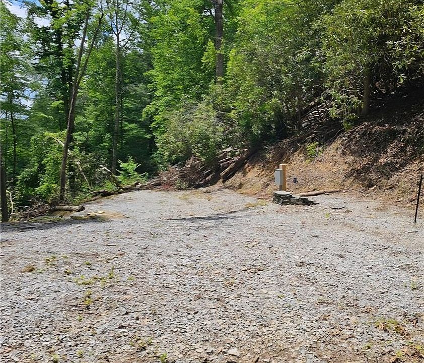 2nd image of 476 Locust Road