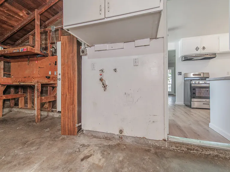 1674 E Princeton St — Photo 23