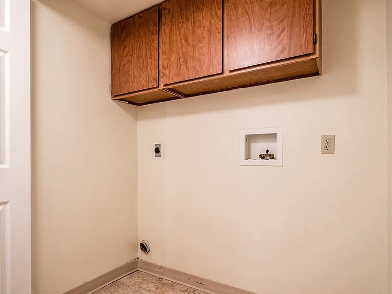 Washer/Dryer Hook-ups