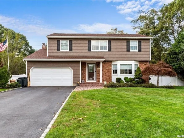 28 Elizabeth Court, Sayville, NY 11782
