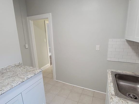 3rd image of 209 Mallory Ave #2R