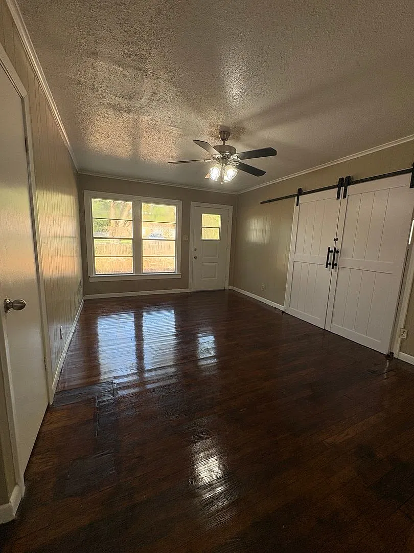 Gorgeous 4 bedroom/1 bath with 2 separate living areas & Central Air & Heat! — Photo 4