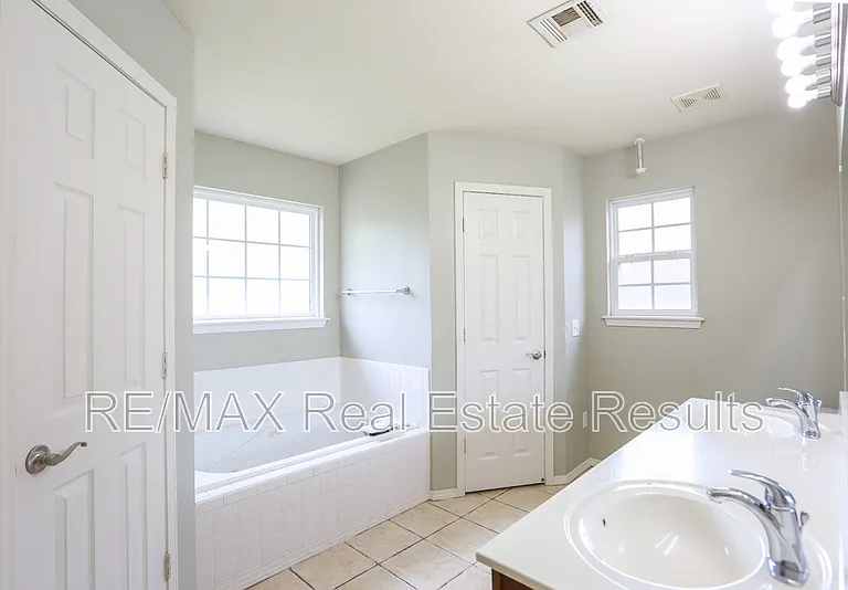 1907 SW Columbus Rd — Photo 15