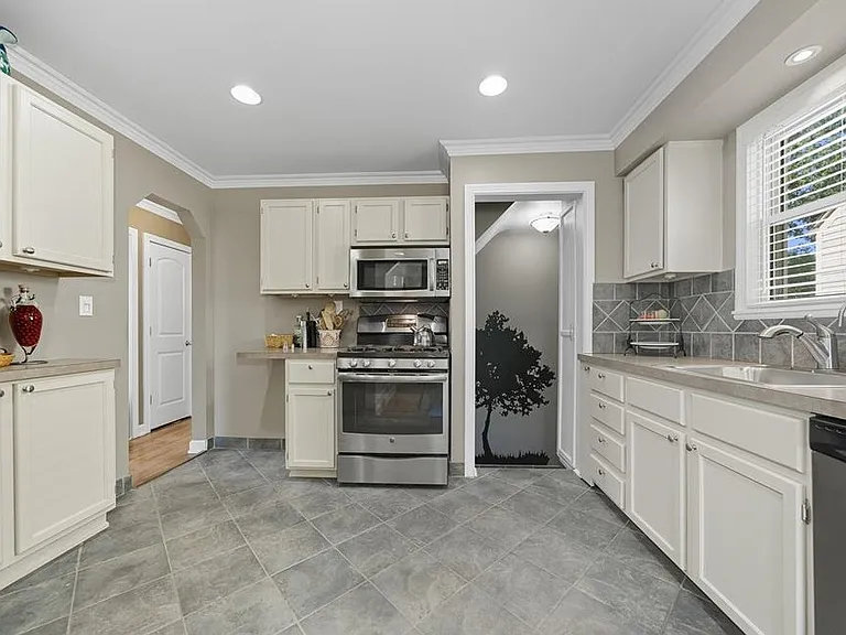 3311 Ellwood Ave — Photo 3