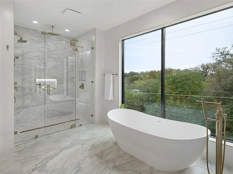2401 Oakhaven Cir — Photo 19