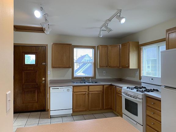 3rd image of 915 W National AVENUE