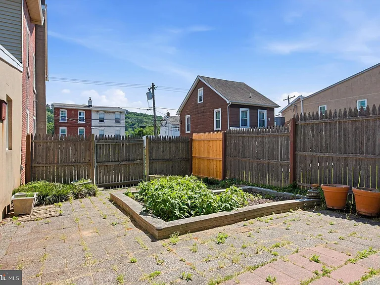 712 E Hector St — Photo 25