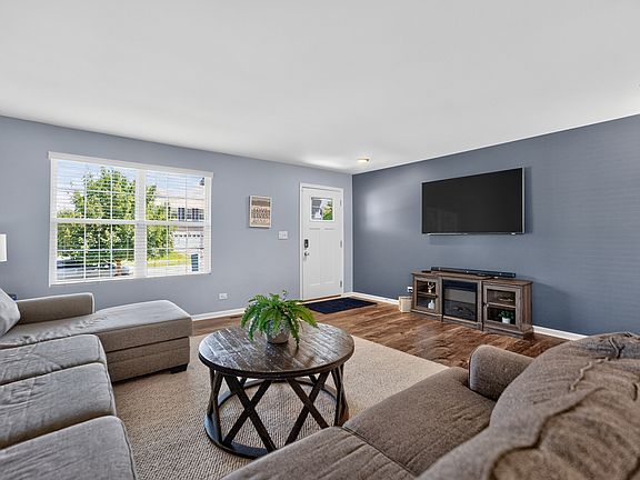 3rd image of 162 Hibiscus Ln