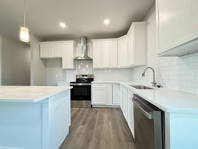 2136 1/2 W Park Pl #B — Photo 8