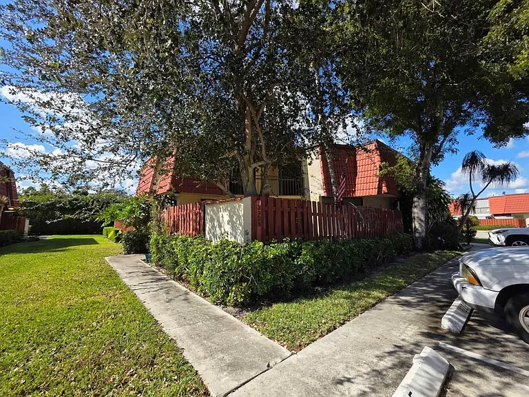 3928 Victoria Dr — Photo 10