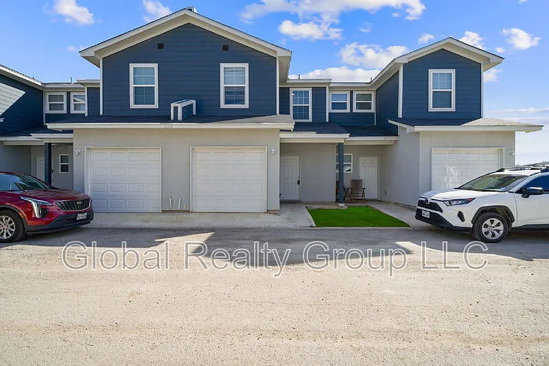 3 bed, 2.5 bath, 1275 sqft, $1,395 — Photo 1