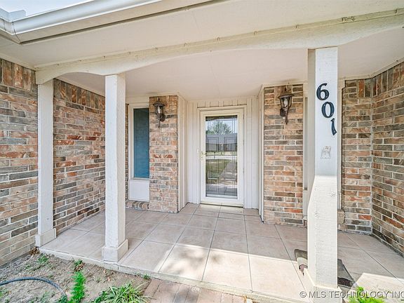 3rd image of 601 Willow Ct