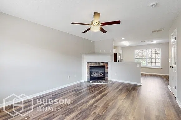 3 bed, 2.5 bath, 1398 sqft, $1,815 — Photo 4