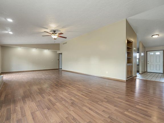 3rd image of 410 Shelden Dr