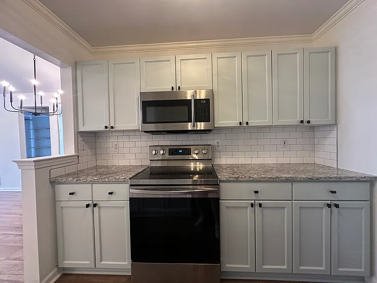4033 Berkshire Dr — Photo 4