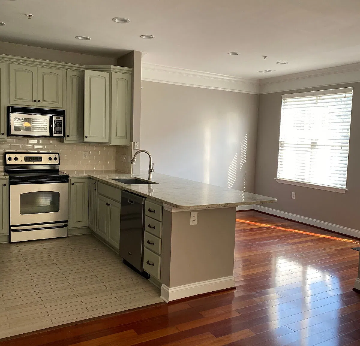 4 bed, 3.5 bath, 2198 sqft, $2,450 — Photo 4