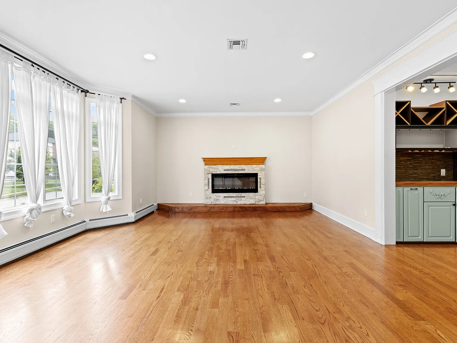 3 bed, 4.5 bath, 3000 sqft, $6,150 — Photo 4