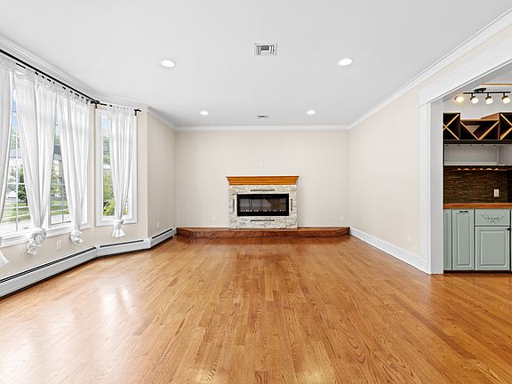 4th image of 40 E Oakdene Ave Unit B