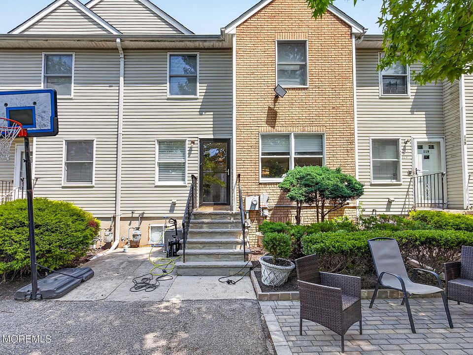 1st image of 121 Forest Park Circle