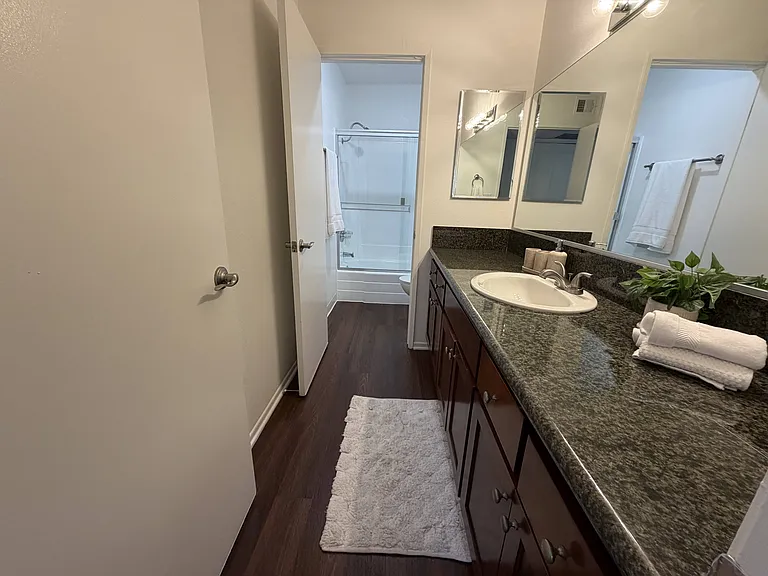 Versailles on the Lake Apartments — Photo 121