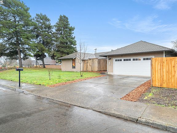 2nd image of 1480 SE Jacquelin Dr