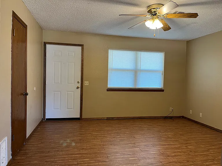 702 N Elm St — Photo 2