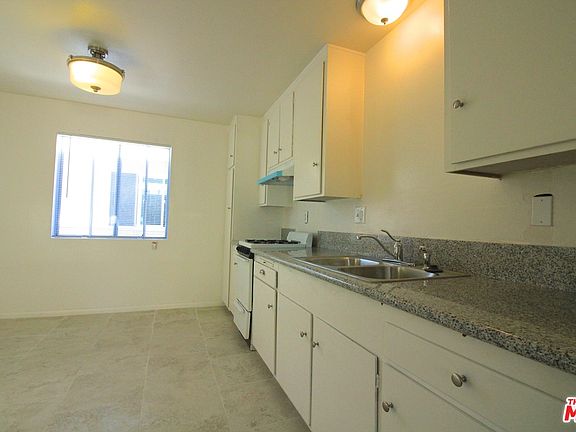3rd image of 1519 Del Amo Blvd APT 4