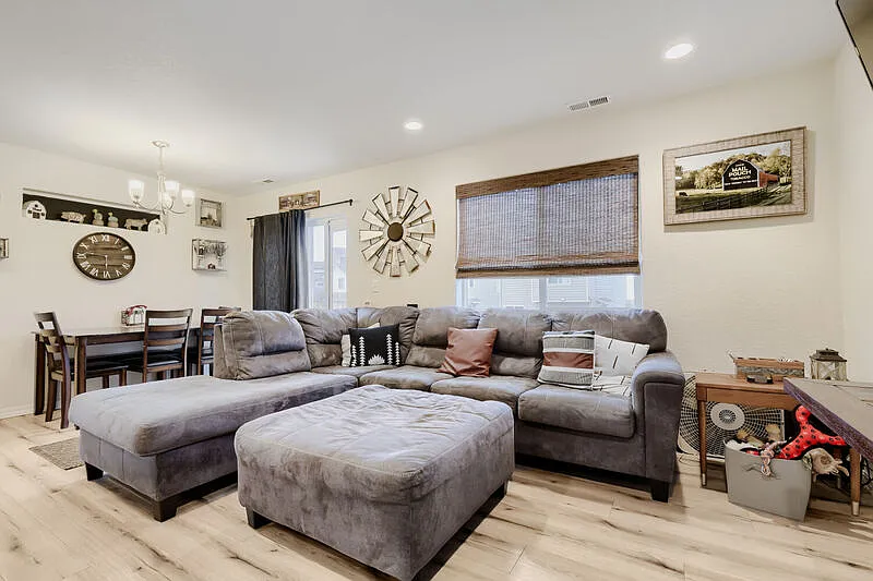 3 bed, 2.5 bath, 1367 sqft, $2,200 — Photo 4