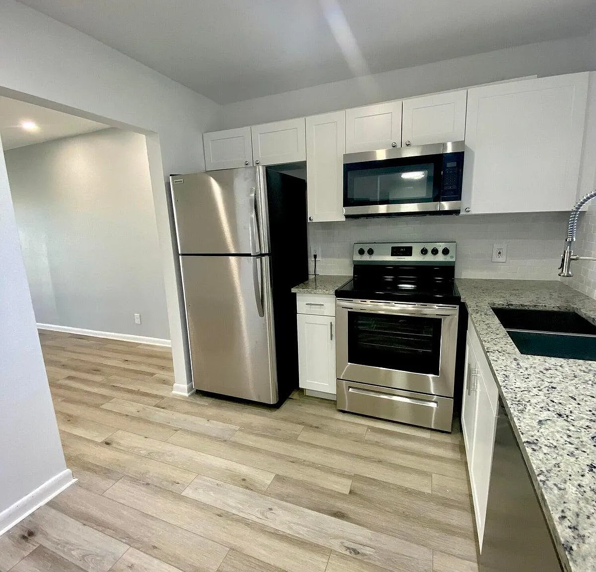 1 bed, 1.0 bath, 806 sqft, $1,850 — Photo 3