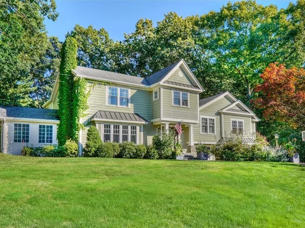 5 Pilgrim Dr, Winchester, MA 01890