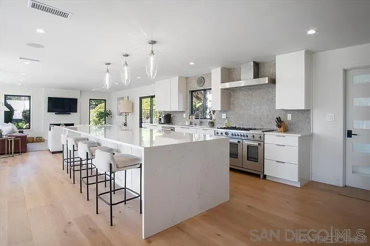 5 bed, 3.5 bath, 4300 sqft, $20,000 — Photo 1