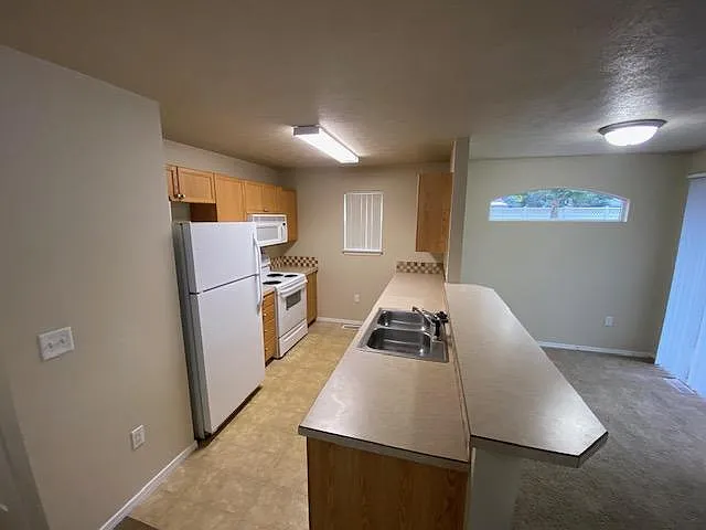 2 bed, 1050 sqft, $1,395 — Photo 2