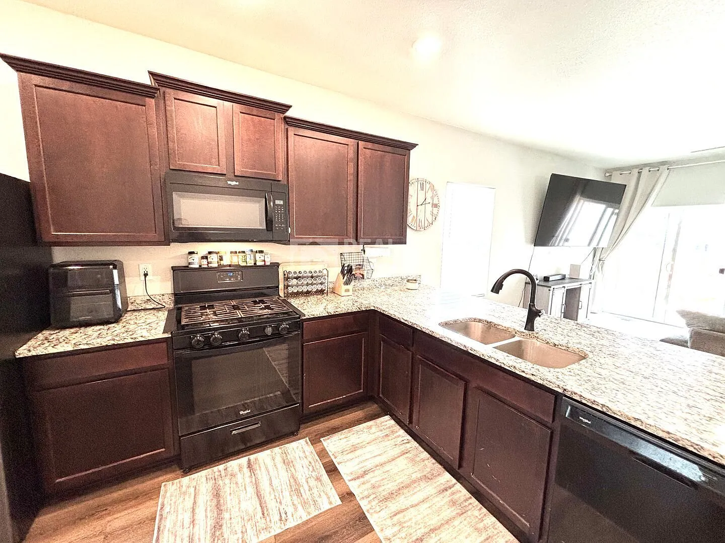 Single-Story Home with Central AC, Large Fenced Yard and Washer/Dryer Included — Photo 4