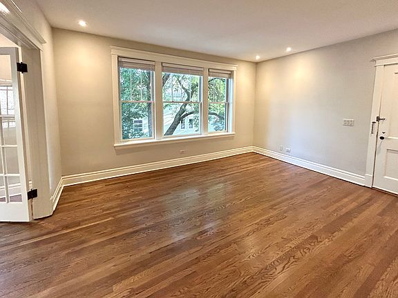 4th image of 2220 W Berteau Ave #2E
