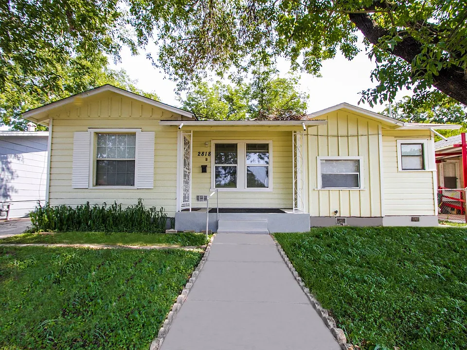2818 E Houston St