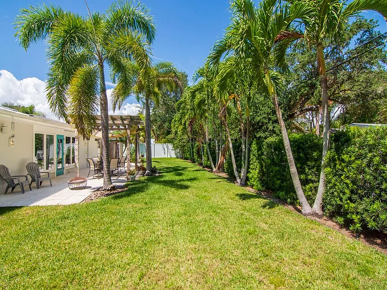745 Iris Ln — Photo 26