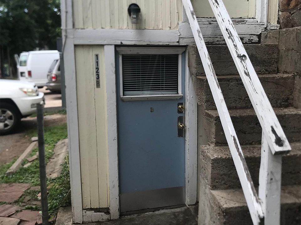 1123 University Apt. B - entry