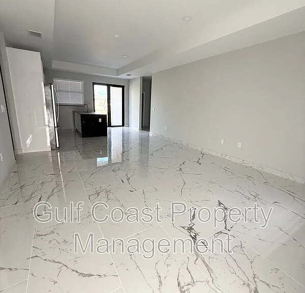 2216 NE 10th Pl — Photo 5