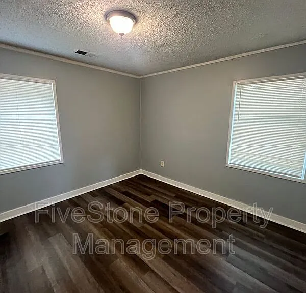 1300 Robin Hood Ln — Photo 16