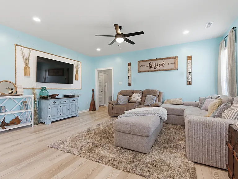 221 Willie Sanders Dr — Photo 7